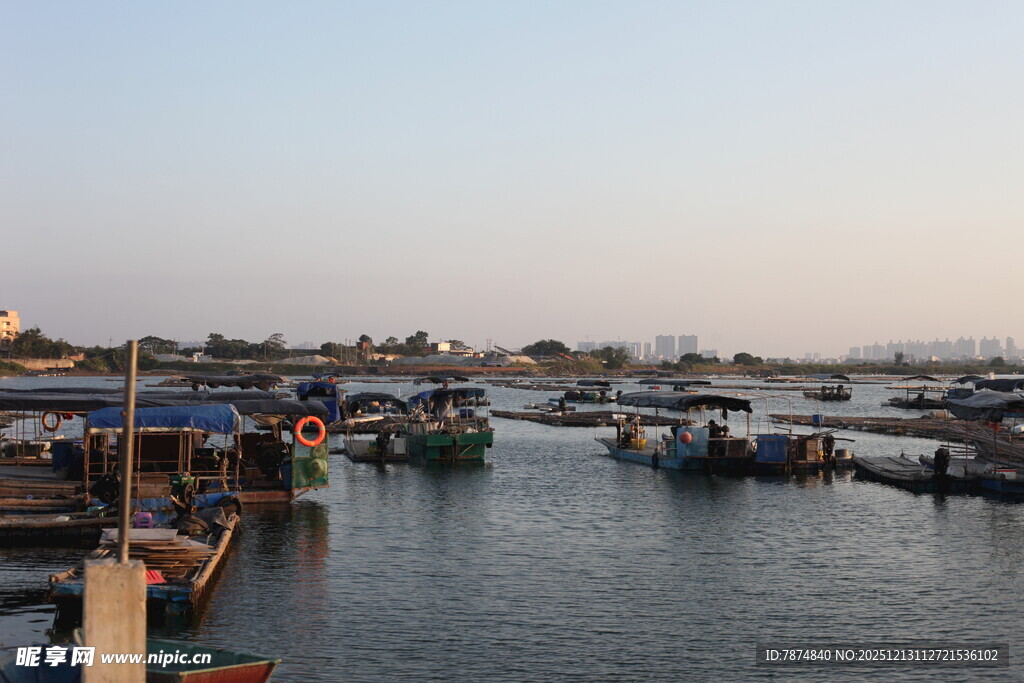 宁静渔港码头风光