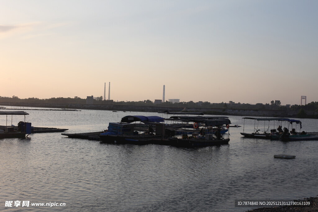 黄昏下的宁静水上码头