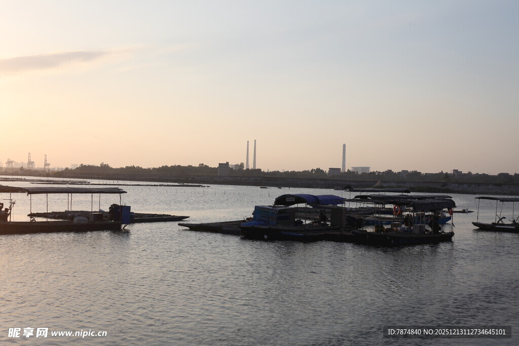 河畔船只静泊的黄昏美景