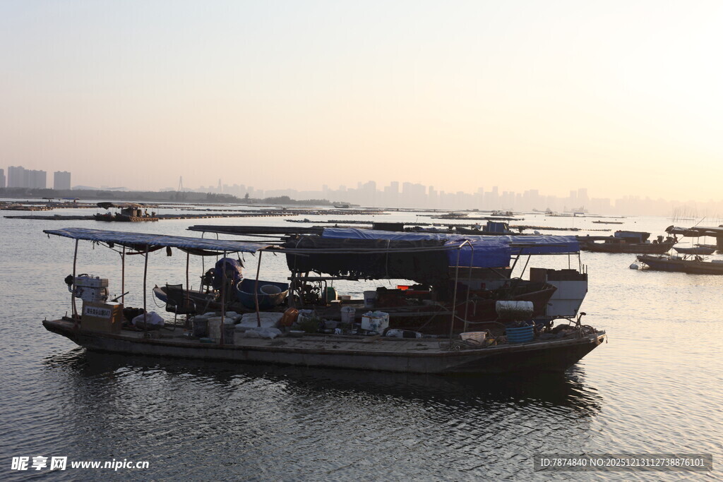 夕阳下的水上船只景观