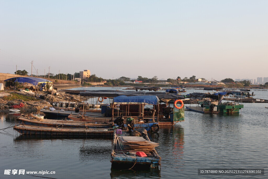 港口停泊的多彩渔船