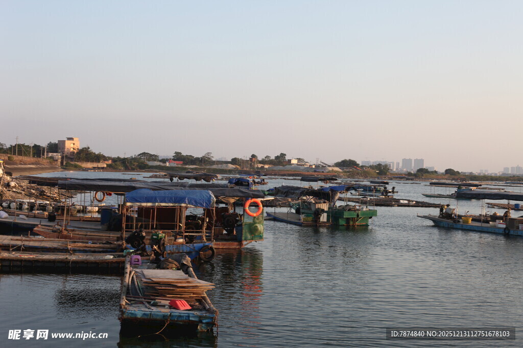 港口停泊的多彩船只