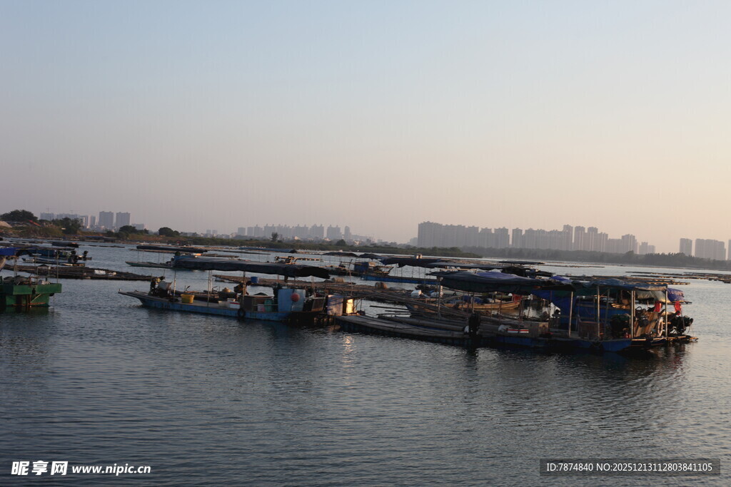 江边停泊的船只景观