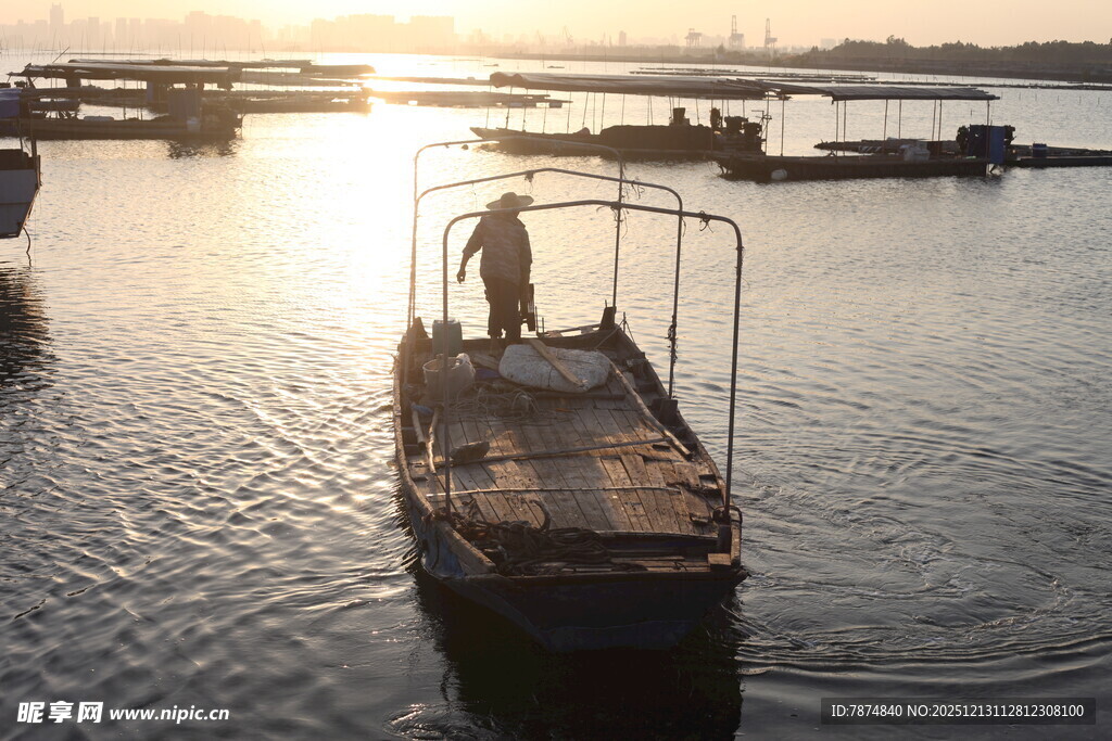 夕阳下的水上独舟