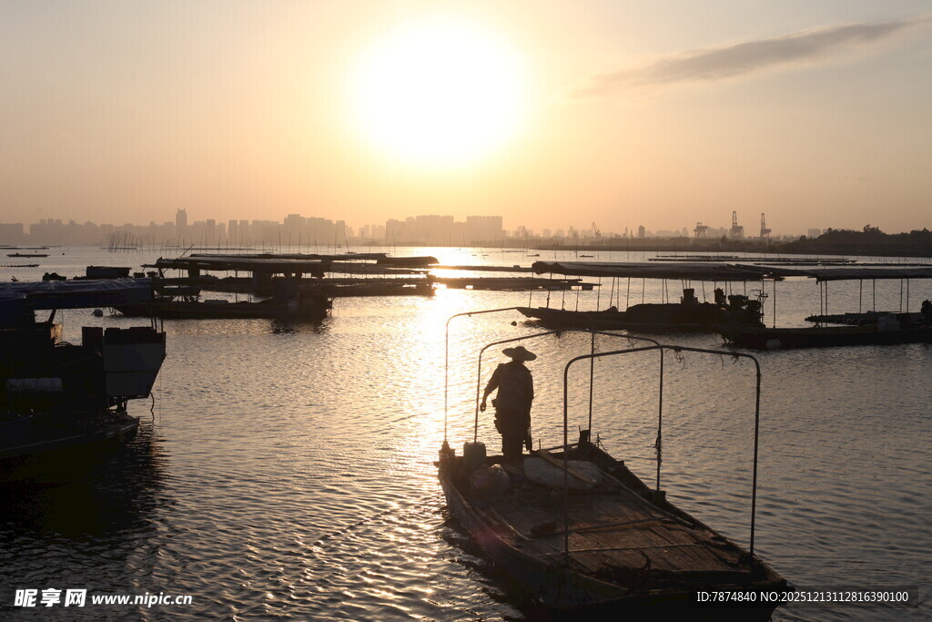 夕阳下的水上孤舟