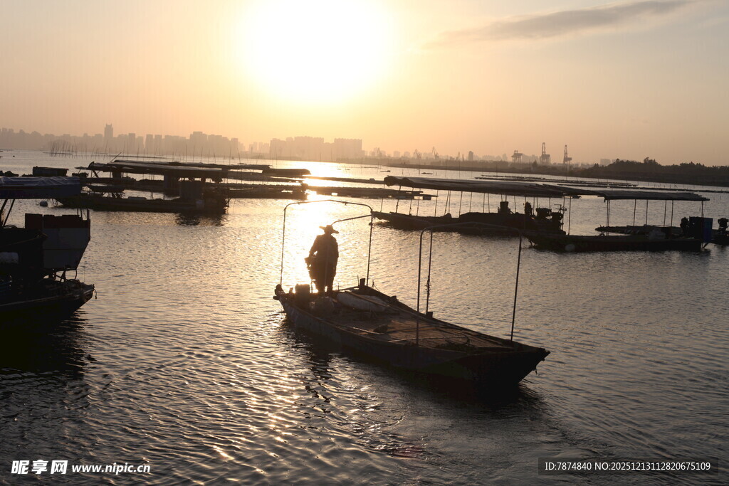 夕阳下的静谧水上渔船
