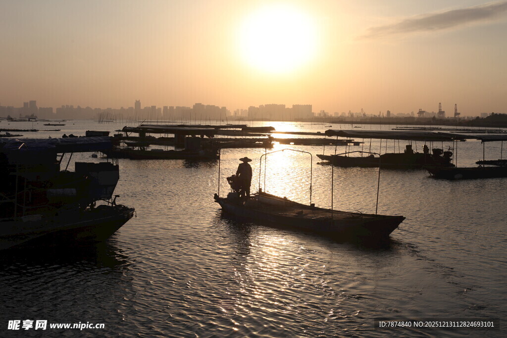 夕阳下的宁静港湾