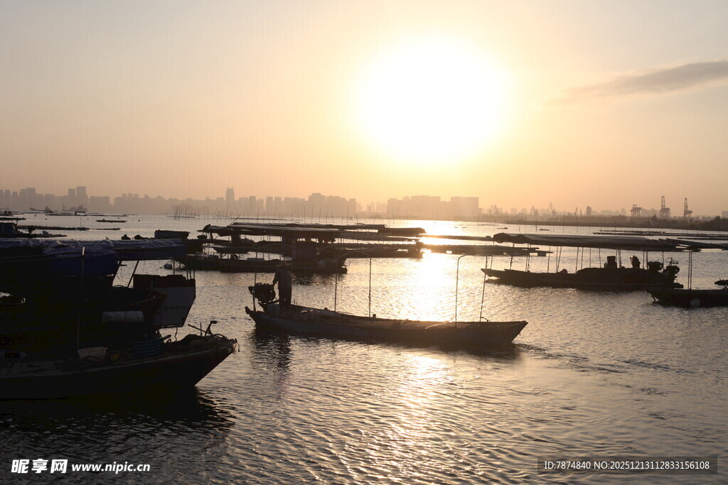 夕阳下的宁静港湾