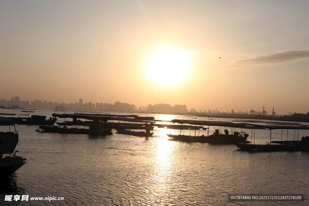 夕阳下的静谧码头水域