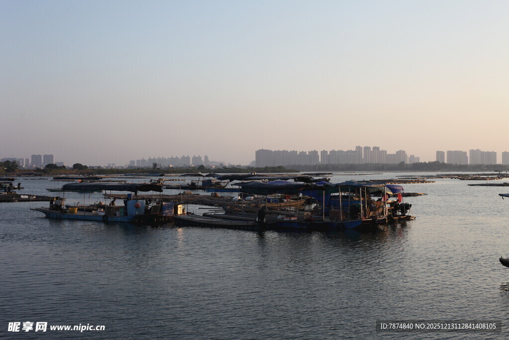 水上停泊的船只景观