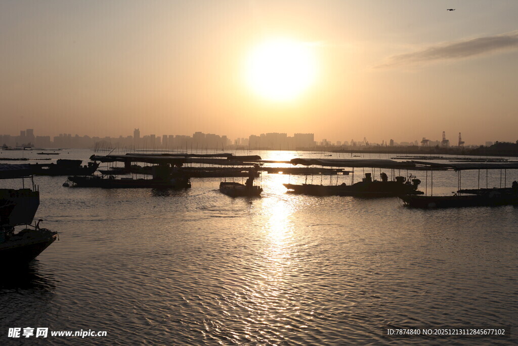 夕阳下的宁静水面与船只