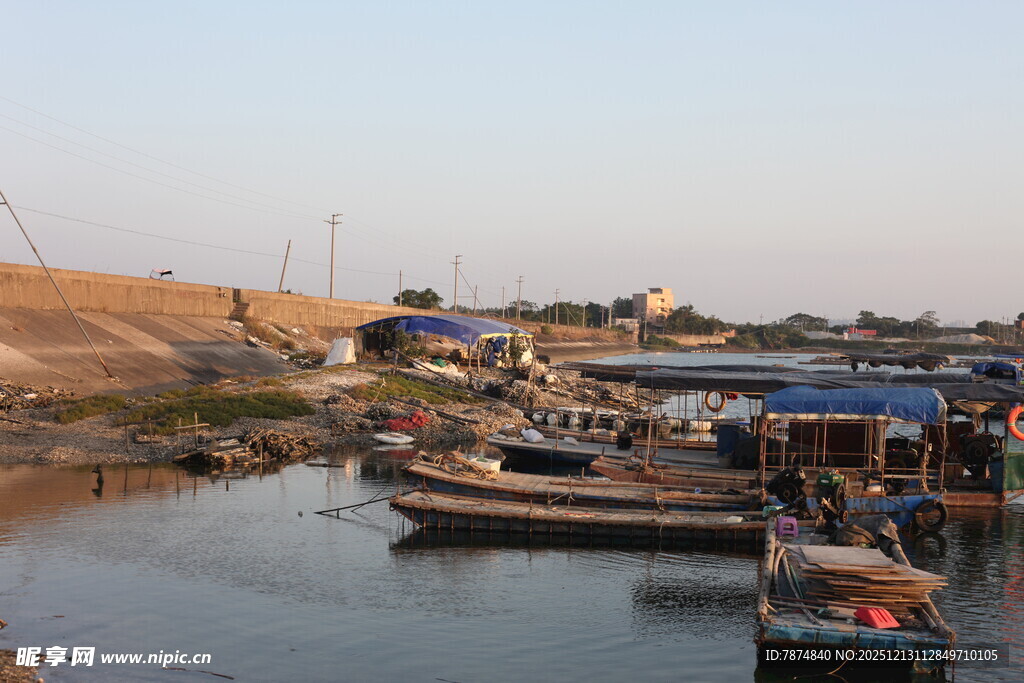 河边停泊的船只与棚屋