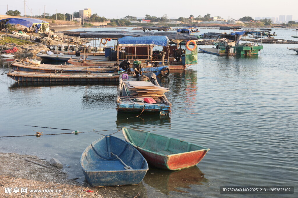 渔村码头停泊的多彩小船