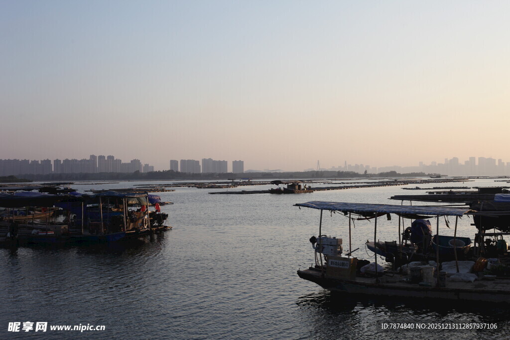江边停泊的特色船只