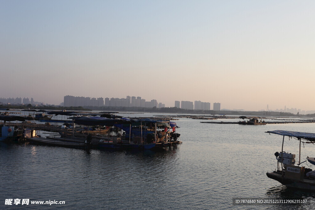 江边停泊的船只景观