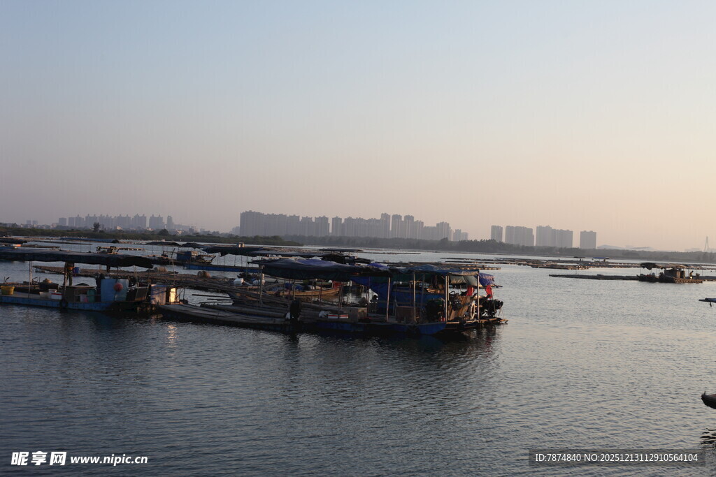 河畔停泊的船只景观