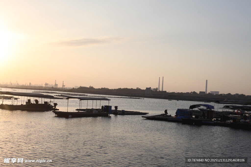 夕阳下的宁静码头景象