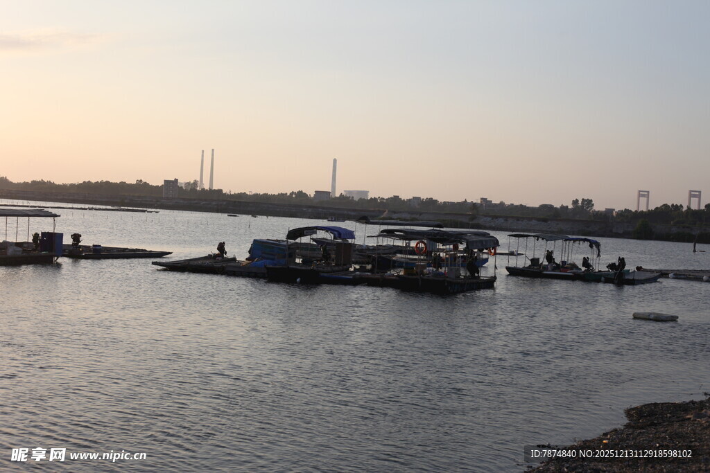河畔船只停泊的黄昏景象