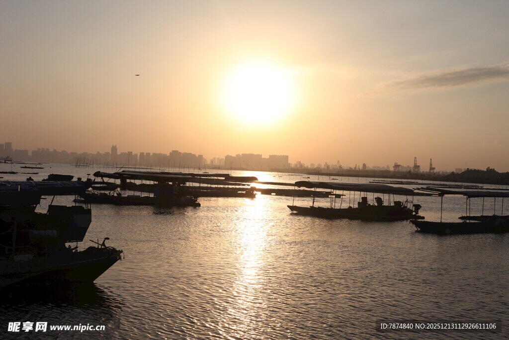 夕阳下的宁静港湾