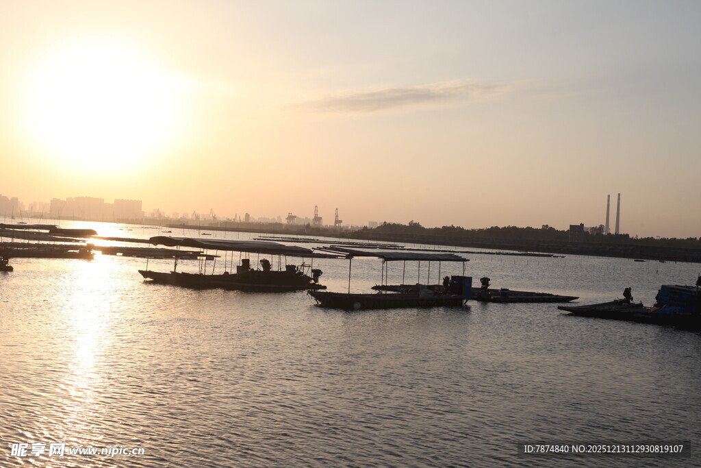 夕阳下的宁静码头景象
