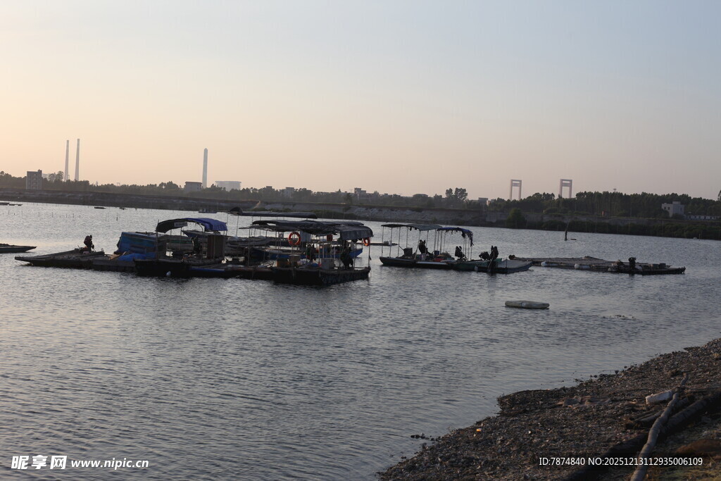 河畔船只停泊景象