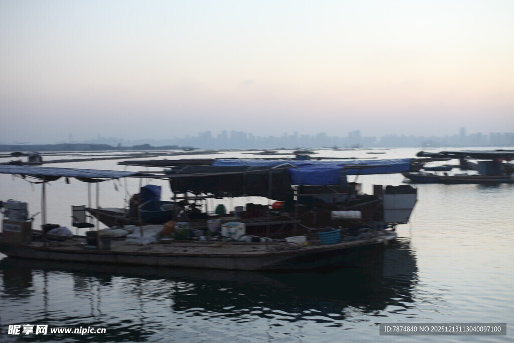 黄昏海港停泊的渔船