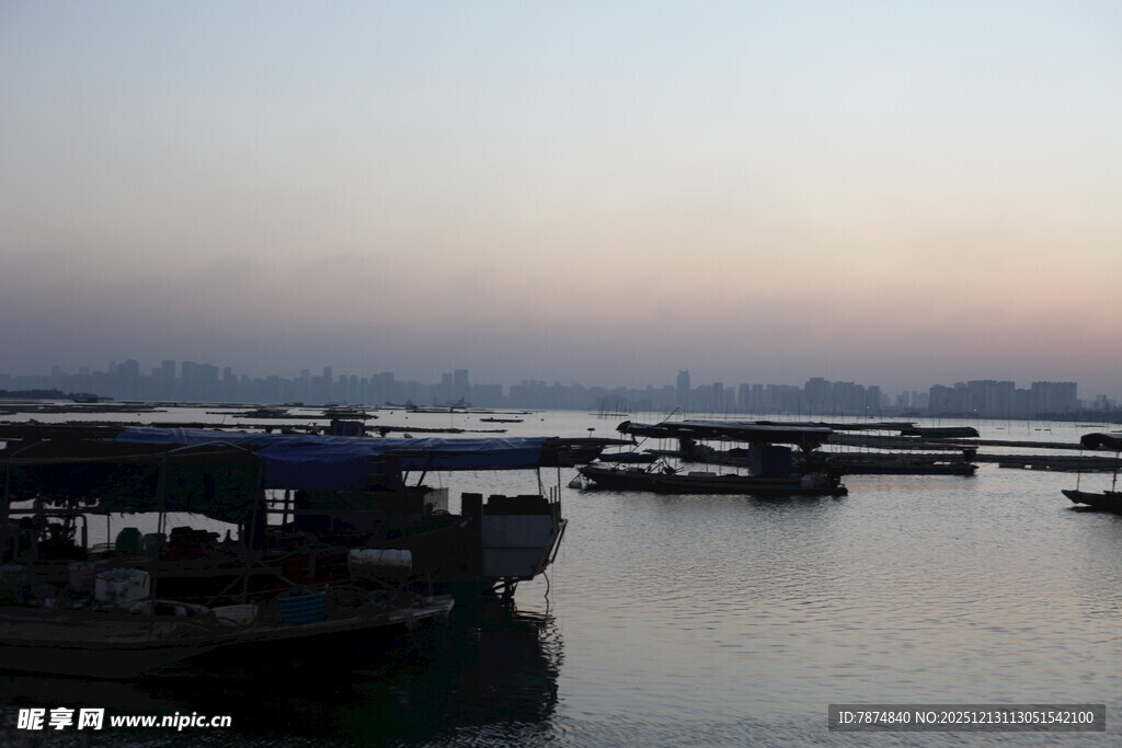 黄昏下的宁静码头