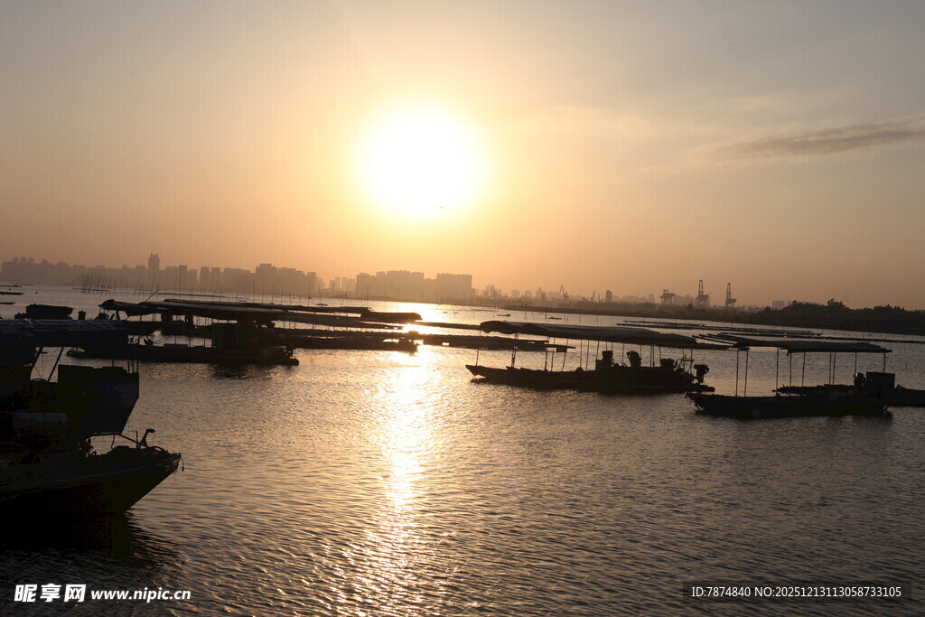 夕阳下的宁静港湾