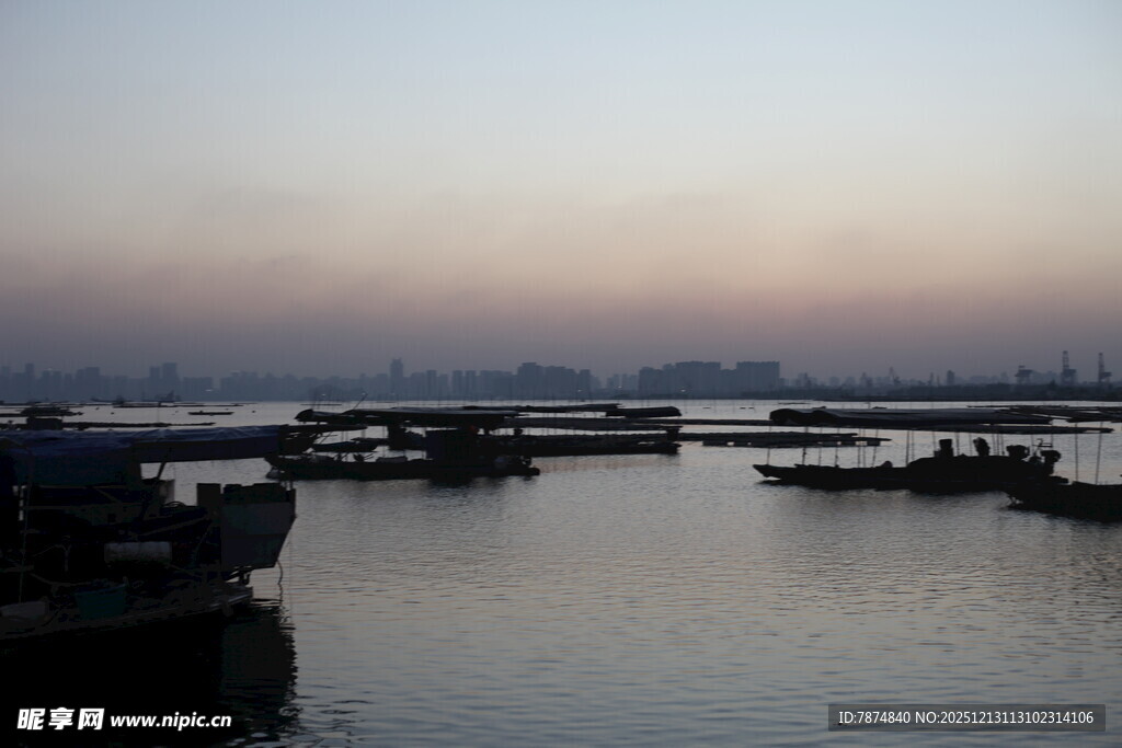 黄昏海港船只停泊景象