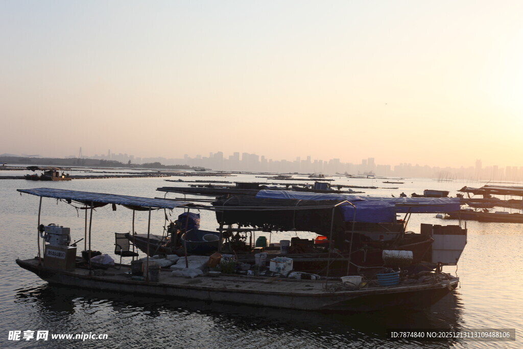 夕阳下的水上船只