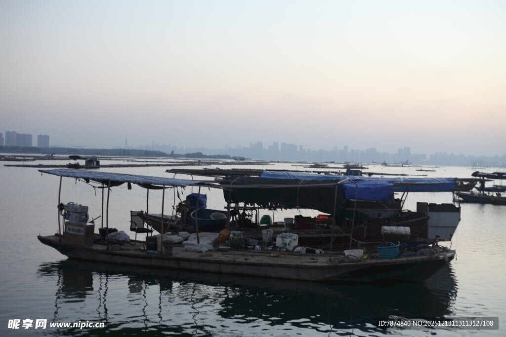 港湾中的停泊船只