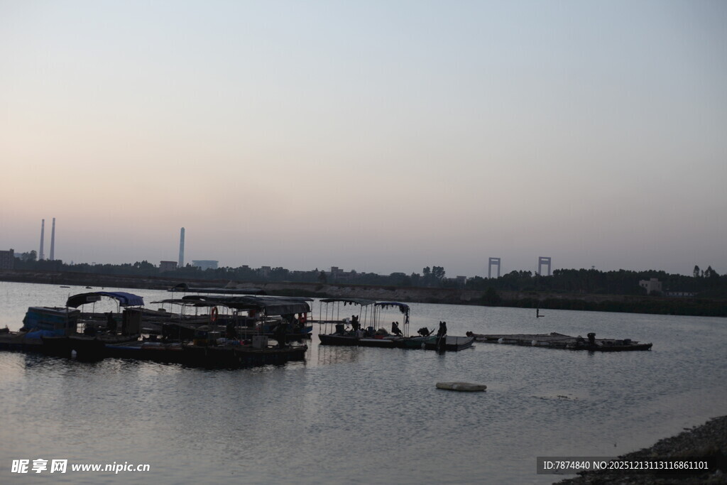 江边停泊船只的黄昏景象