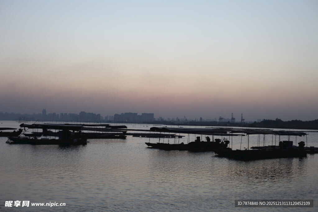 黄昏下宁静的水上船只景象