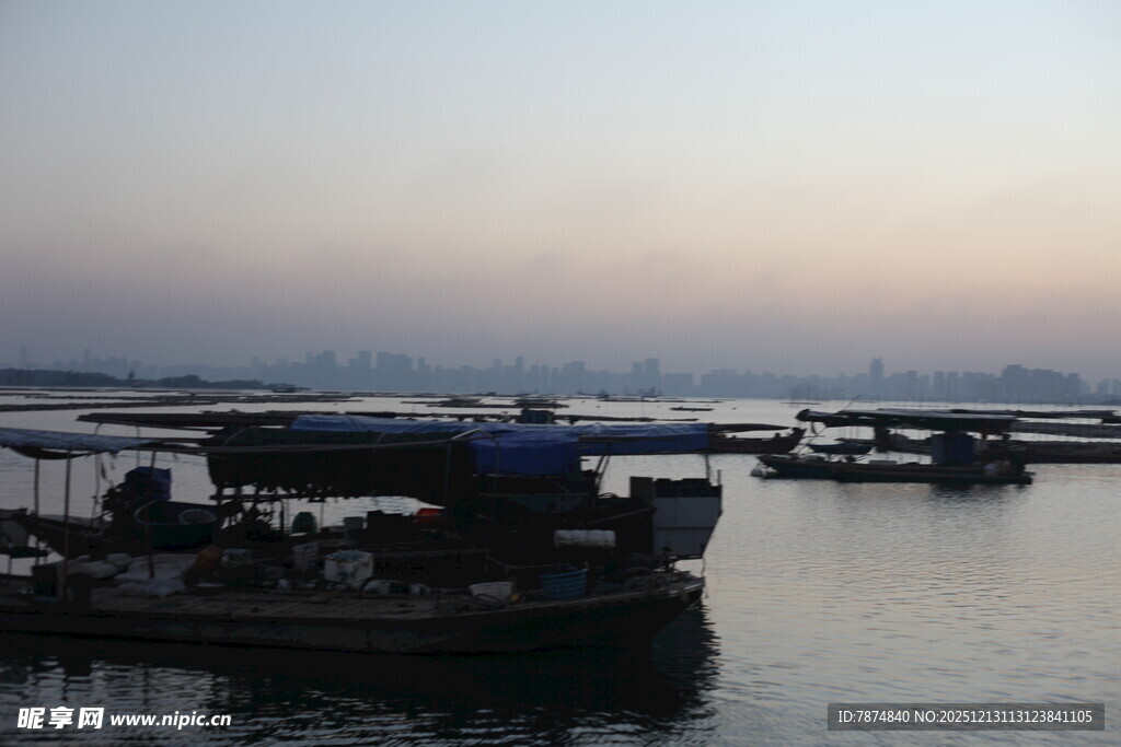 黄昏下的宁静水上船只场景