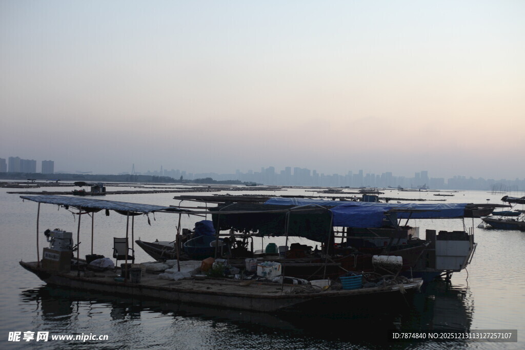 黄昏下的水上停泊船只