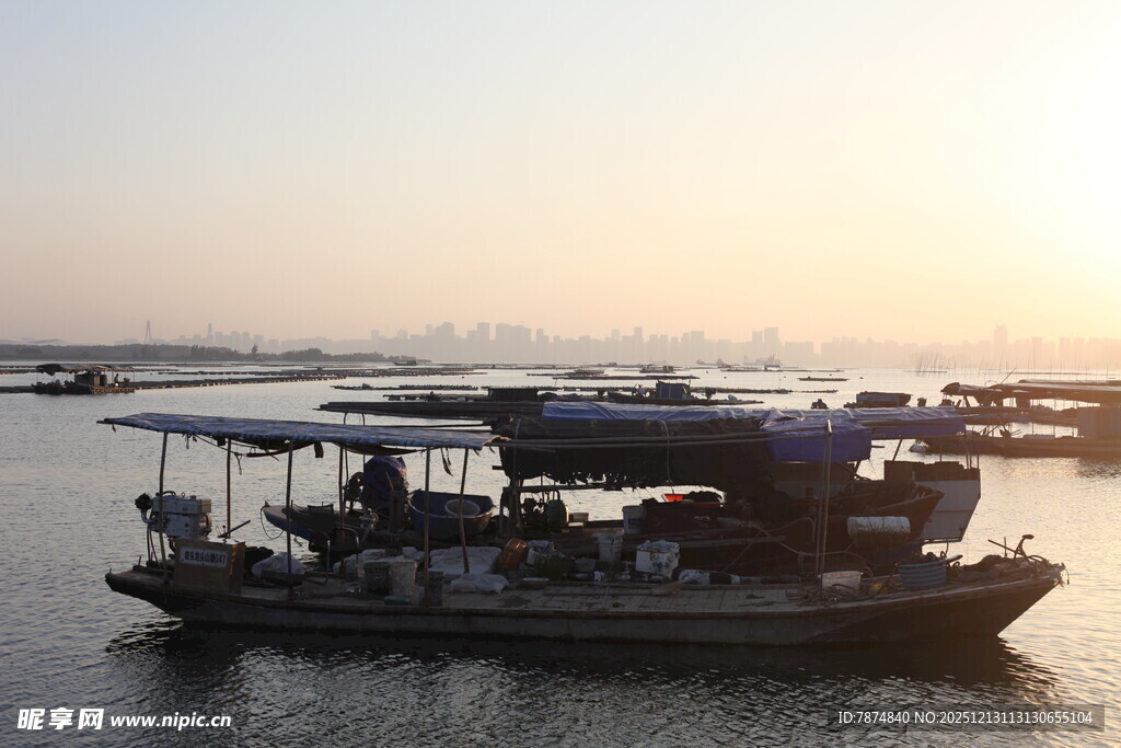 夕阳下的水上船只