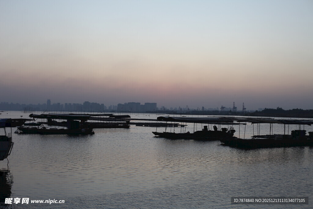 黄昏下宁静的水边停泊景象