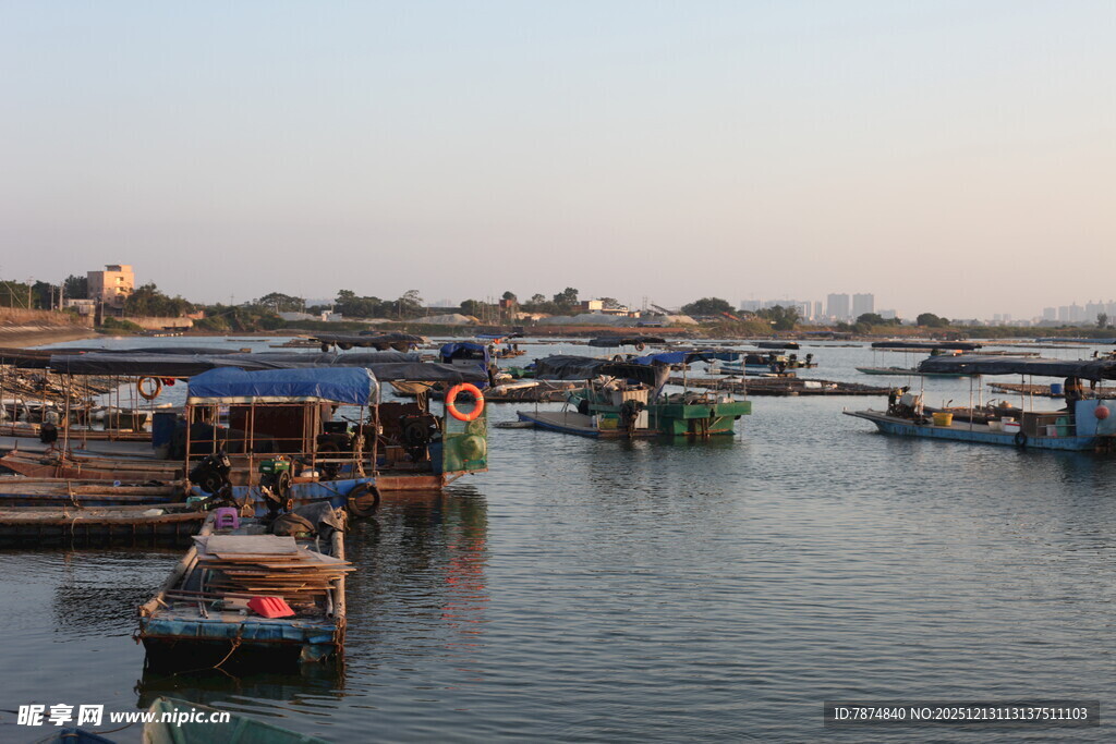 港口停泊的多彩船只