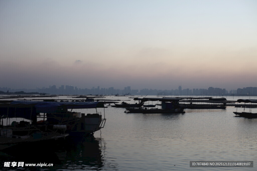 黄昏下的水上船只景象