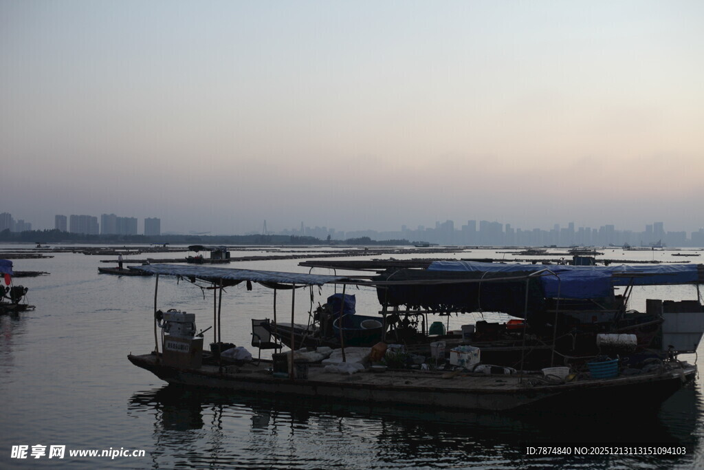 黄昏下的宁静水上渔船