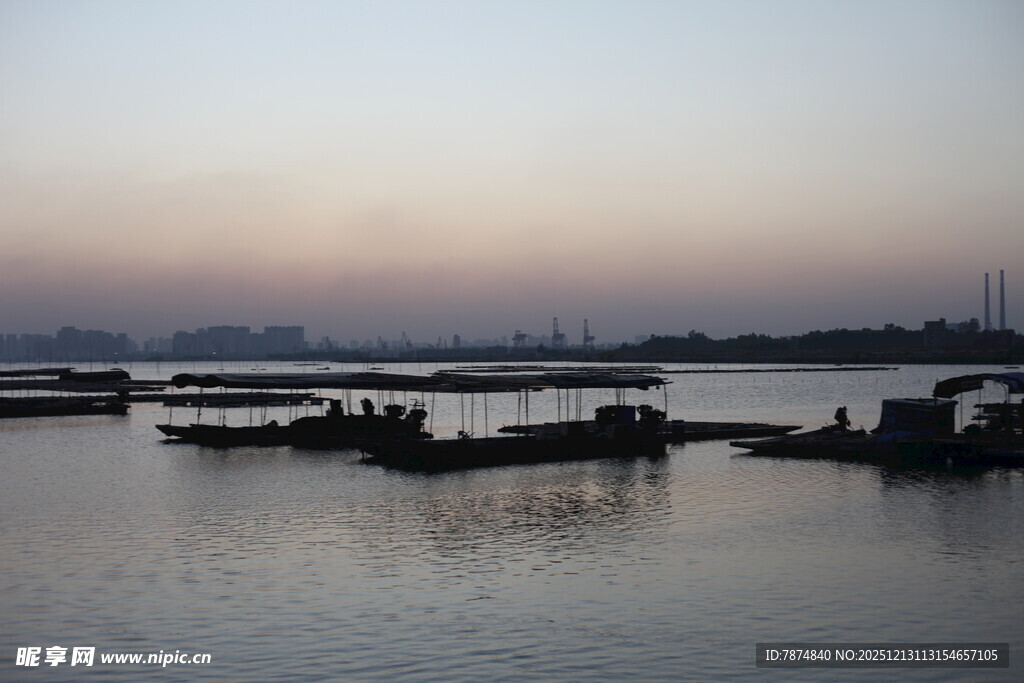 黄昏下宁静的码头景象