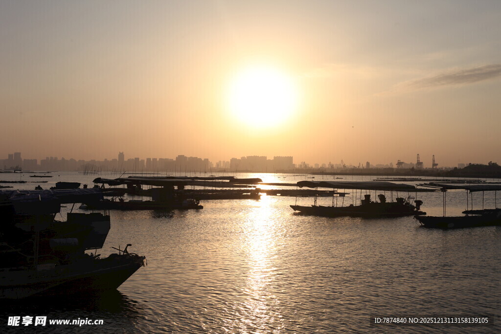 夕阳下的宁静港湾
