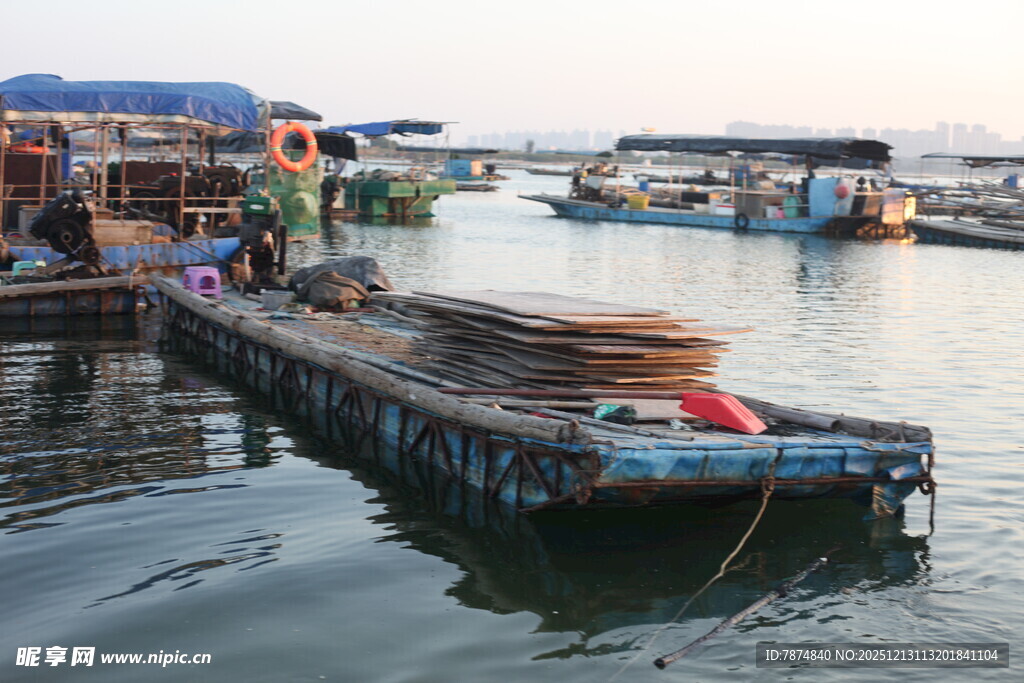 水上渔村码头景象