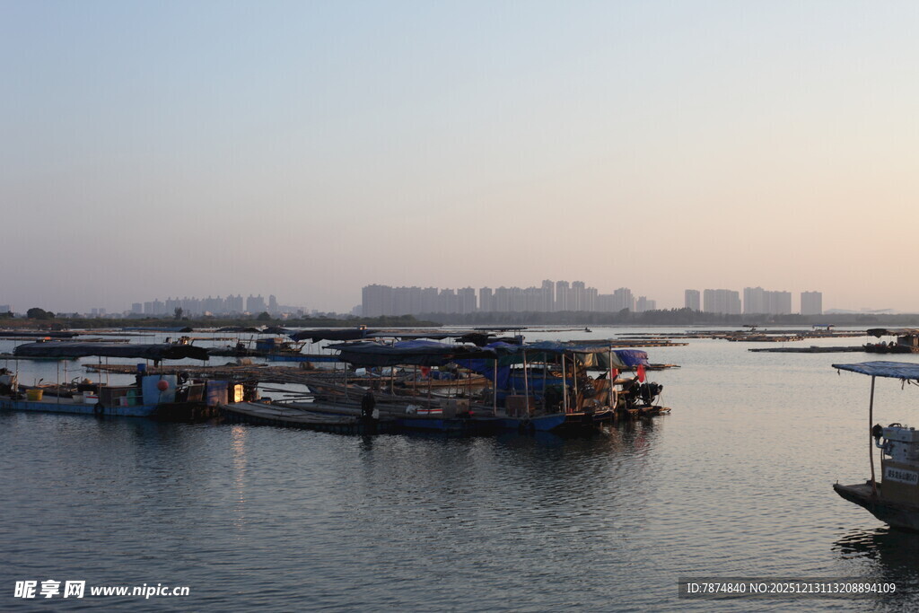 河畔停泊的船只景观