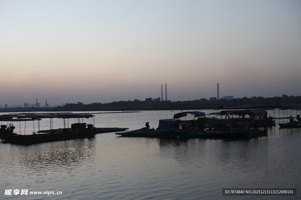 黄昏下的宁静码头景象
