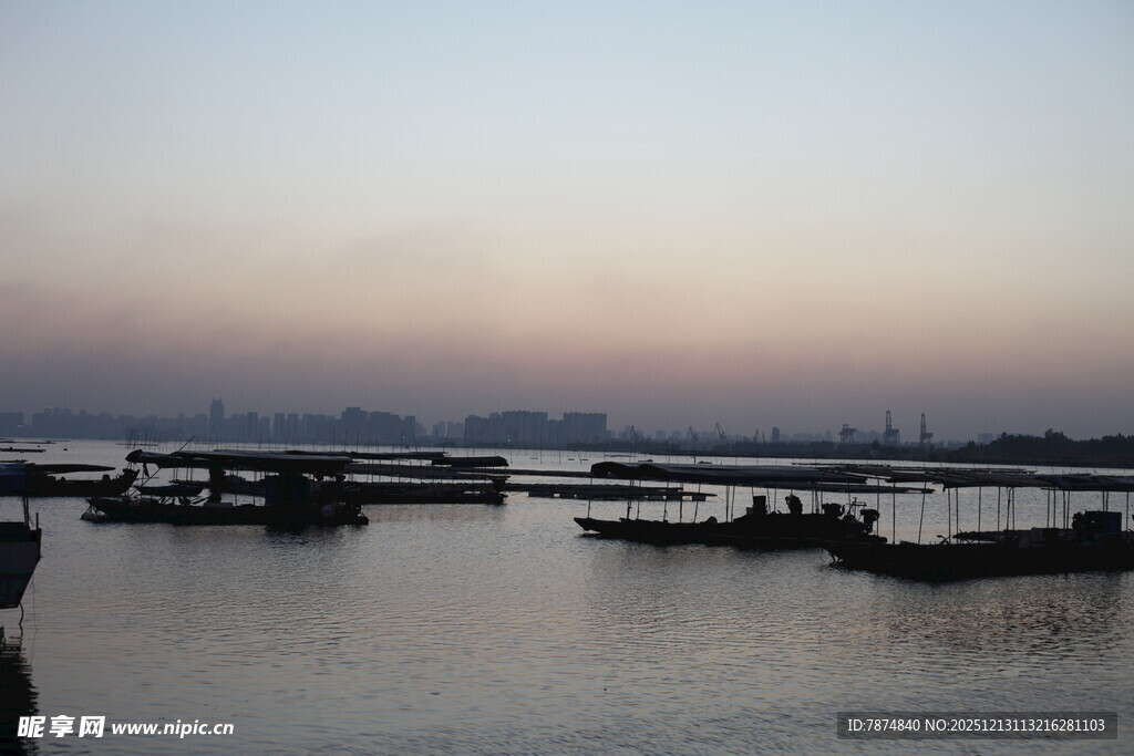 黄昏下宁静的江面船只景