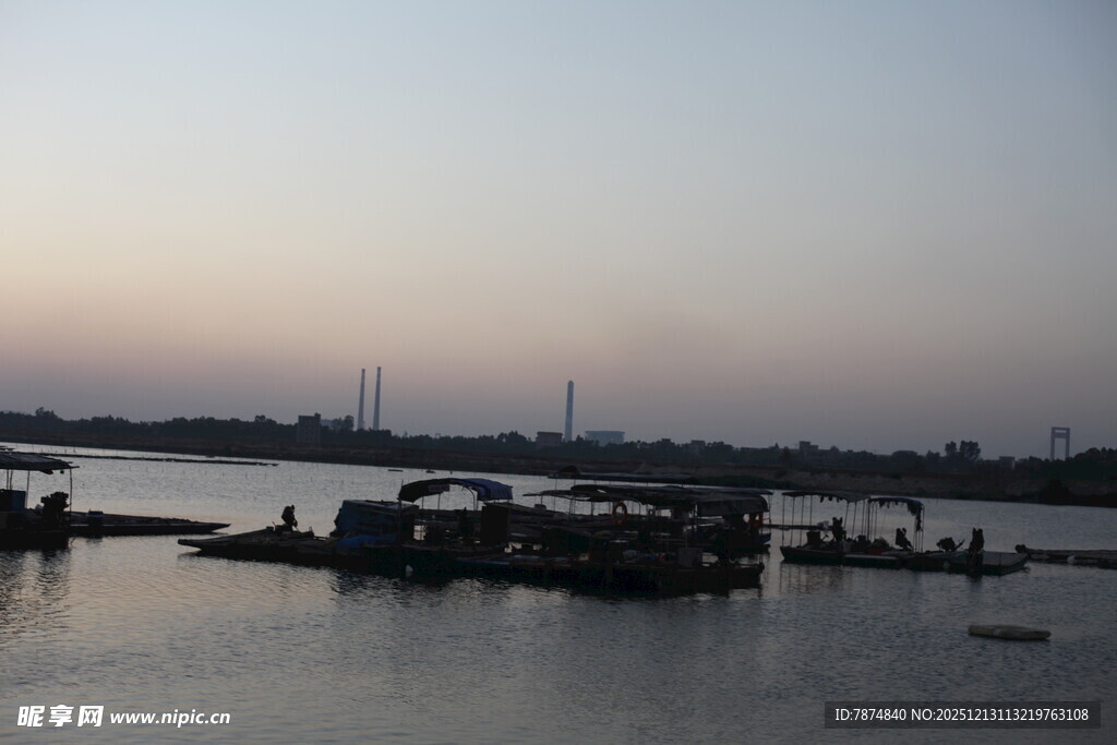 黄昏下的宁静码头景象