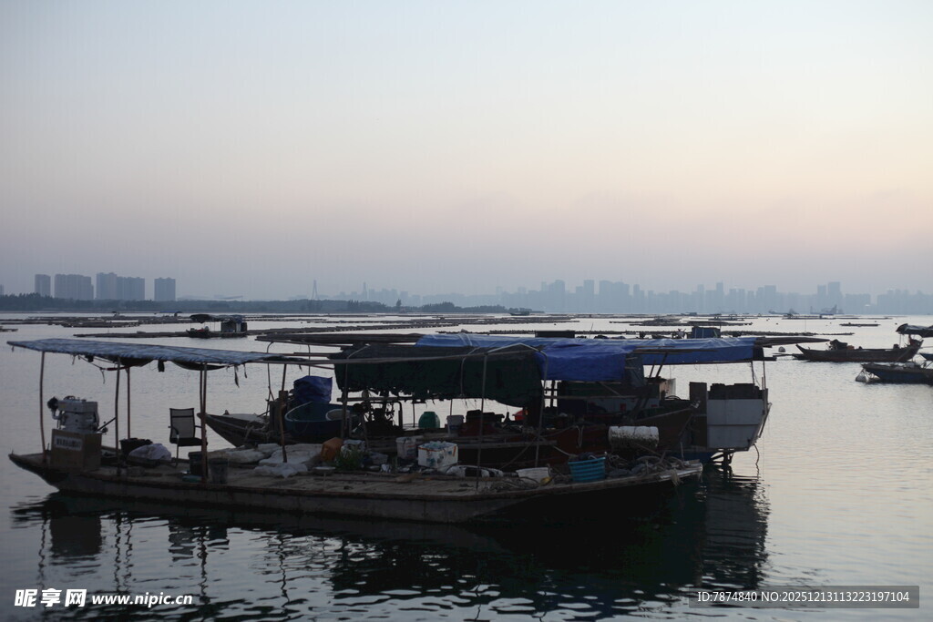 黄昏海港中的停泊渔船