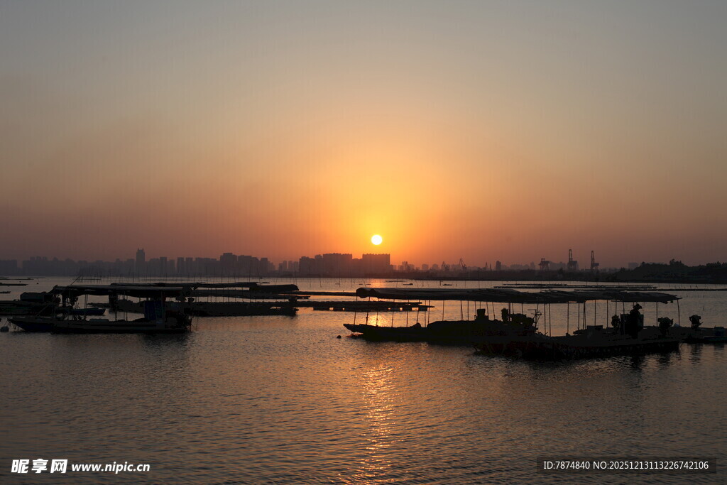 夕阳下的宁静码头