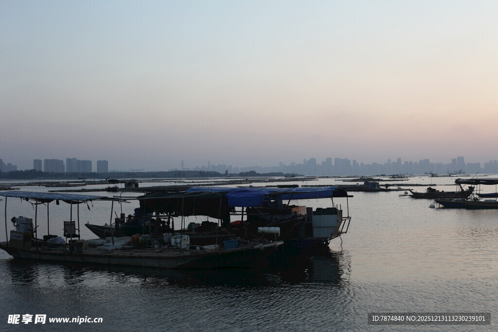黄昏下的水上船只景象